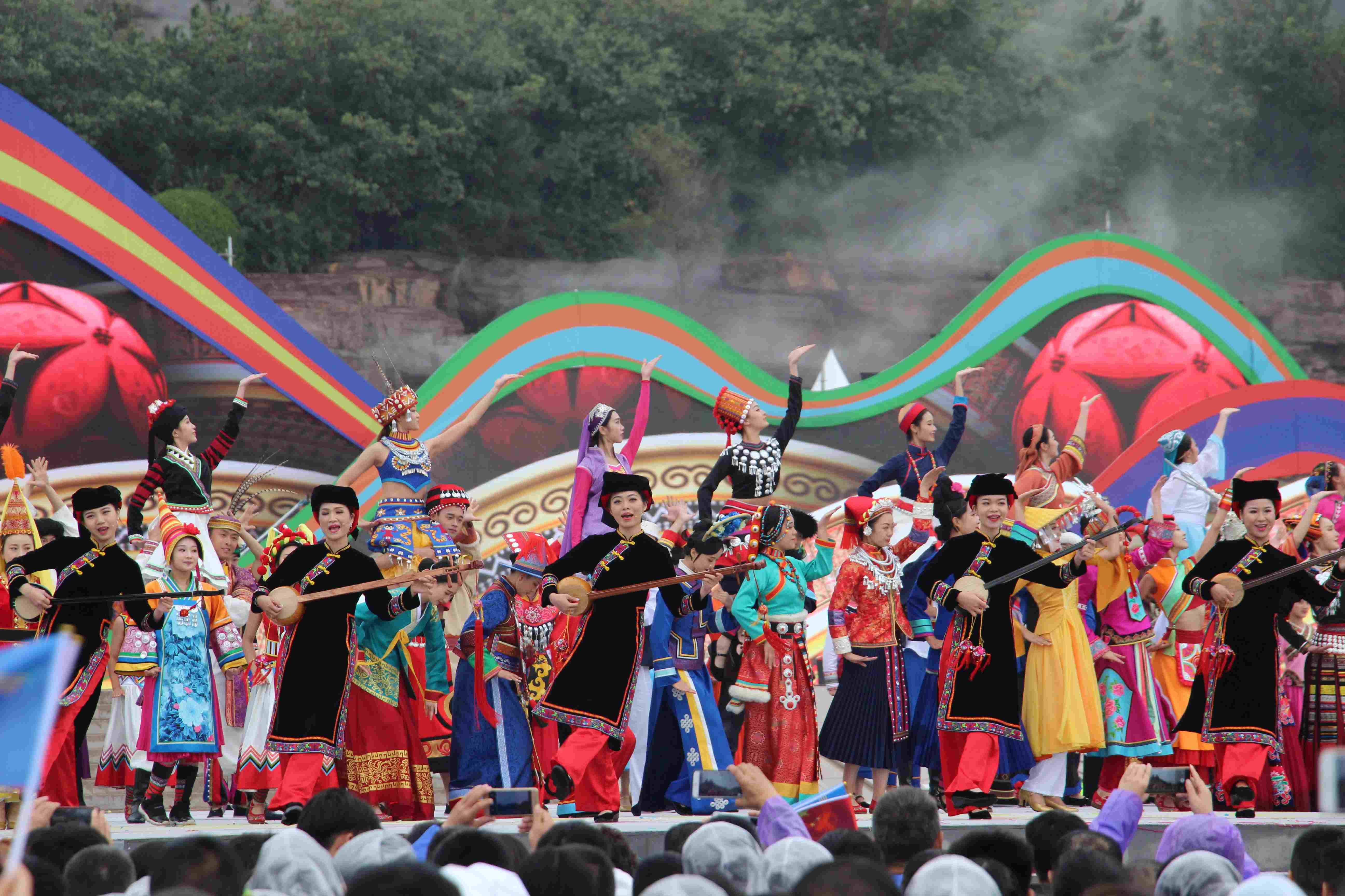 56个民族在中原大地齐舞欢歌 --第十一届全国少数民族传统体育运动会举行民族大联欢