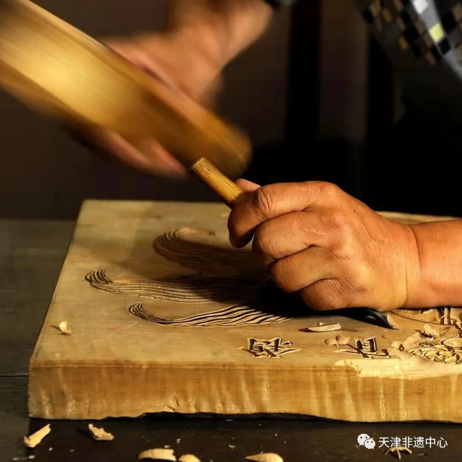人物    杨柳青年画的制作流程分为"勾""刻""印""绘",首先由负责创作